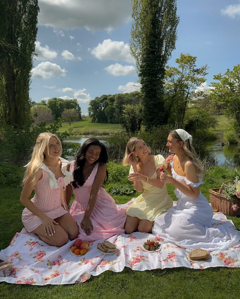 Summer Picnic Aesthetic: 12 Soft Feminine Outfits