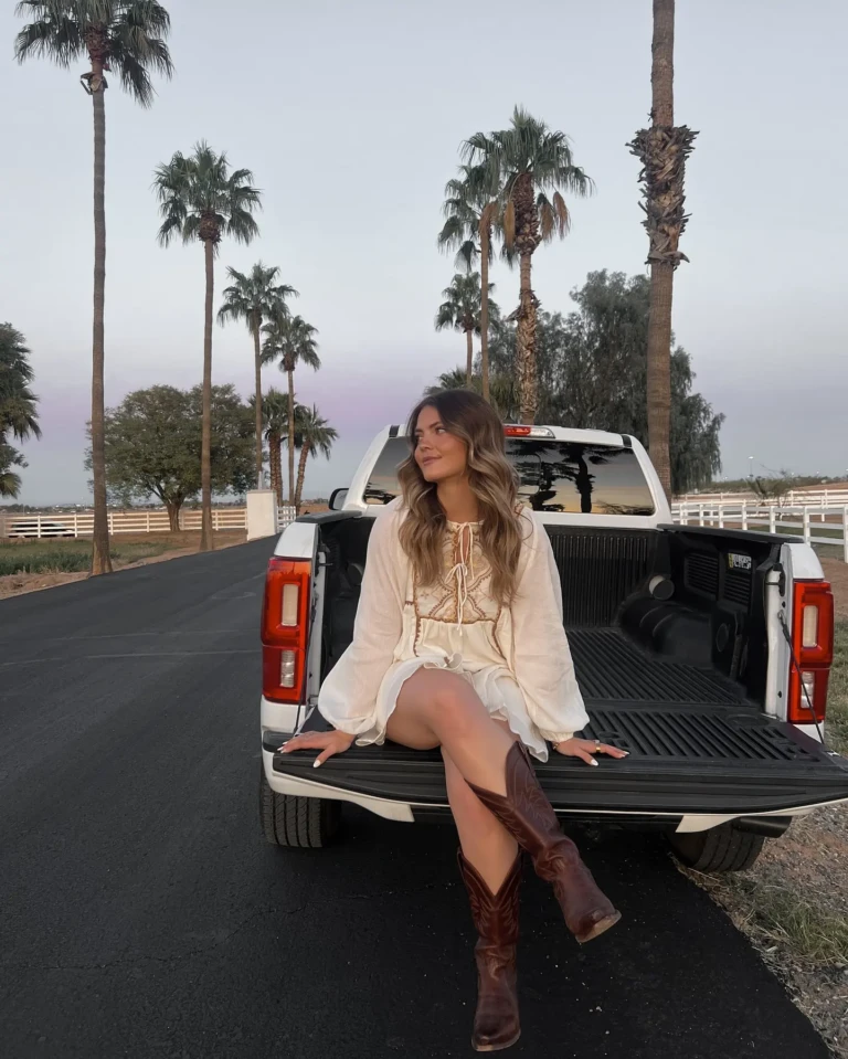 50 Cowgirl Outfits That’ll Have You Saying “Yee-Haw” to Western Fashion